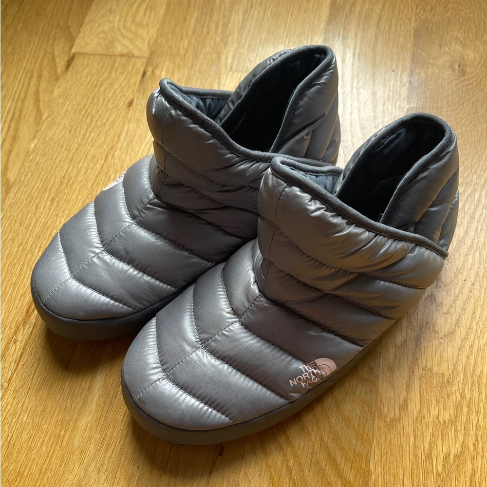 The North Face puffy slides / slippers
